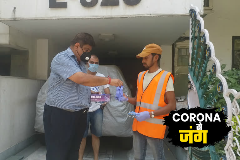 Greater Kailash RWA distributes masks and sanitizers to its employees to prevent corona