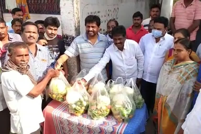 mp bellana chandrashekar Distribute essential goods to rickshaw workers at chipurupalli