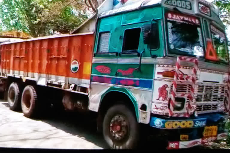 brick klin mafia, violating lockdown rules, police seized 2 trucks, arrested two person, ଇଟାଭାଟି ମାଫିଆଙ୍କ ଦାଦାଗିରି, ଲକଡାଉନ, ବେଆଇନ ଇଟାଭାଟି ମାଲିକ, ବୌଦ୍ଧ ଖବର, boudh news