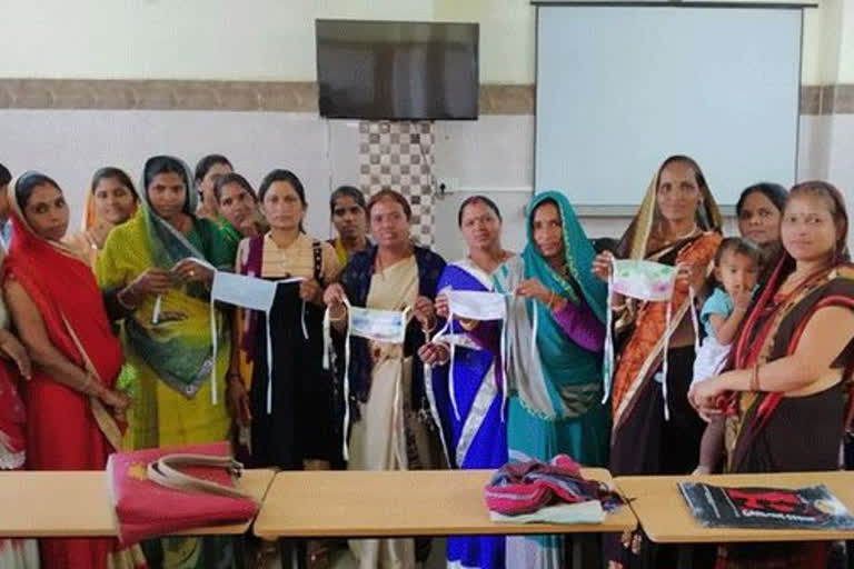 In Neemuch, women took up the front, made 74 thousand masks and distributed them