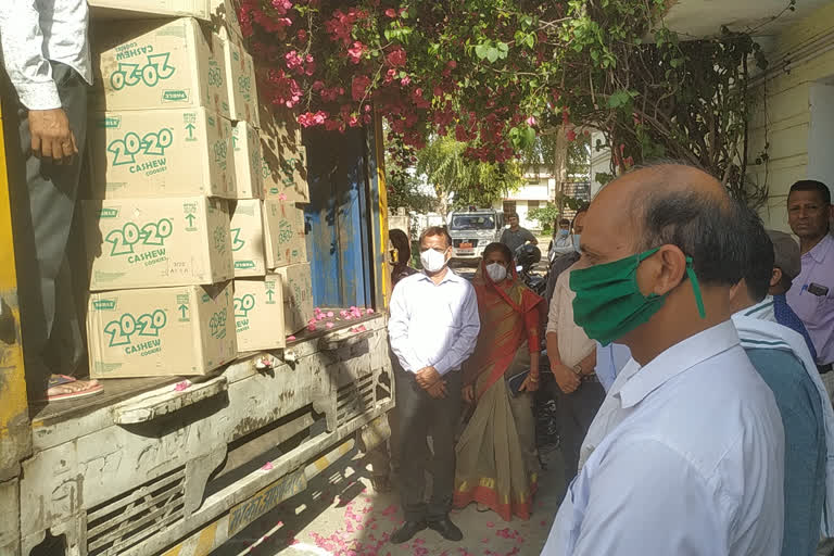 गरीबों में बांटने के लिए बिस्किट,Biscuits distributed among the poor,  Alwar news