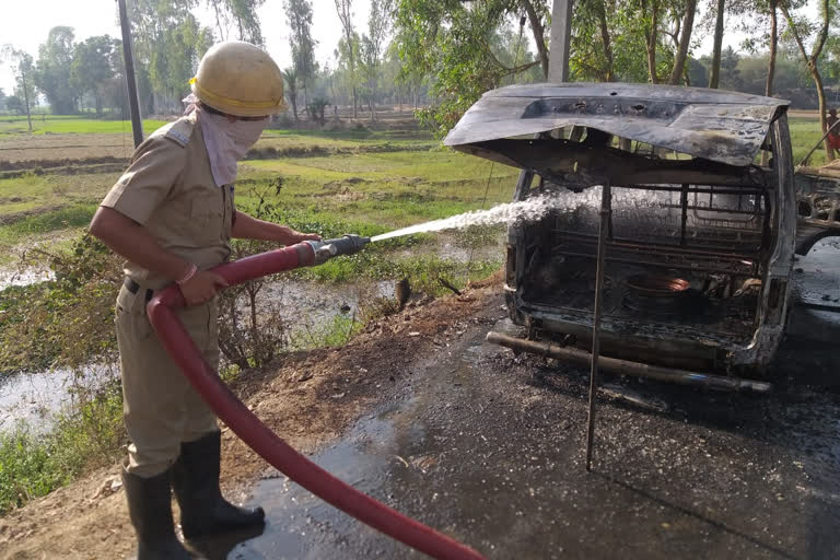 আগুন নেভানোর কাজে ব্যস্ত দমকল কর্মীরা