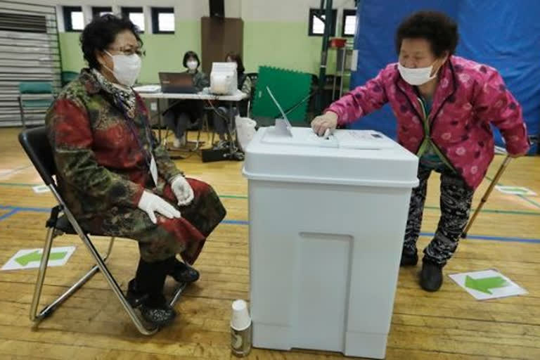 Parliamentary election in south korea, corona in south korea, election amid of corona pandemic, corona update, coronavirus news, ଦକ୍ଷିଣ କୋରିଆରେ ସଂସଦୀୟ ନିର୍ବାଚନ, ଦକ୍ଷିଣ କୋରିଆରେ କୋକୋନା, କୋରୋନା ସତ୍ତ୍ବେ ନିର୍ବାଚନ, କୋରୋନା ଅପଡେଟ, କୋରୋନା ଭାଇରସ ନ୍ୟୁଜ୍‌