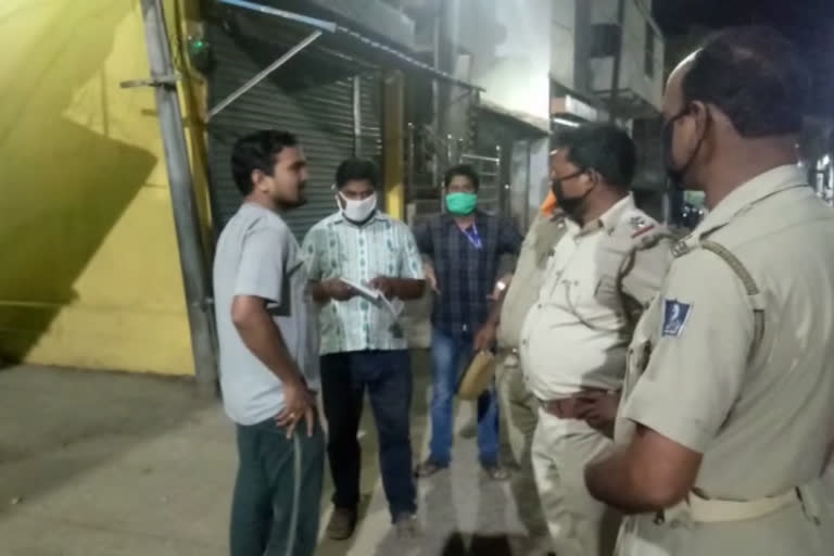 lockdown, lockdown in odisha, lockdown in subarnapur, subarnapur latest news, picketing in subarnapur, nac staff picketing, ଲକଡାଉନ, ଓଡିଶାରେ ଲକଡାଉନ, ସୁବର୍ଣ୍ଣପୁର ଲାଟେଷ୍ଟ ନ୍ୟୁଜ୍‌, ସୁବର୍ଣ୍ଣପୁରରେ ପିକେଟିଂ, ଏନଏସି କର୍ମଚାରୀଙ୍କ ପିକେଟିଂ, ସୁବର୍ଣ୍ଣପୁର ଲକଡାଉନ