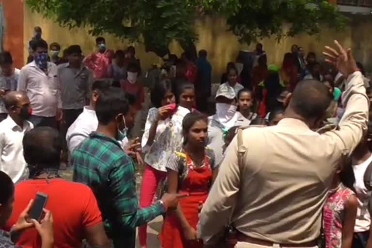 students fiercely created ruckus in dhanbad