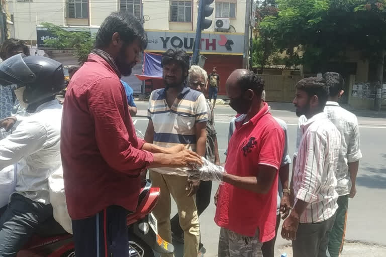 Distribution of food under the guidance of Chaitanya Samiti