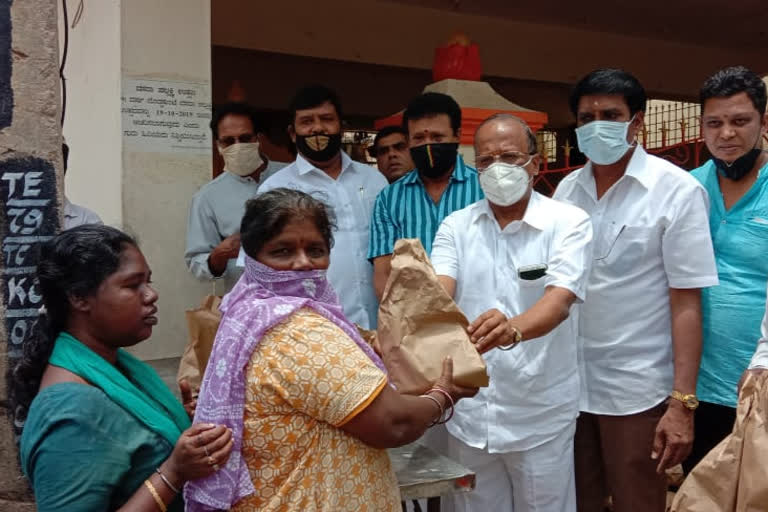 ramalingareddy followers gave food to people