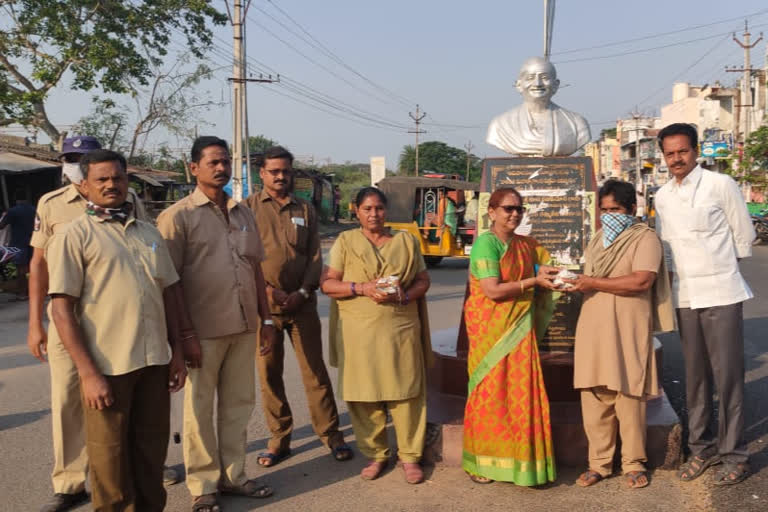 amadalavalasa ex mla distributes buttermil, water packets to rtc and police officers