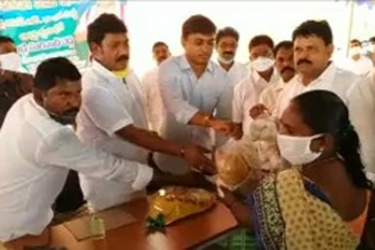 ycp leaders distrubutes necessary goods to kadapa dst obulavari palli villagers