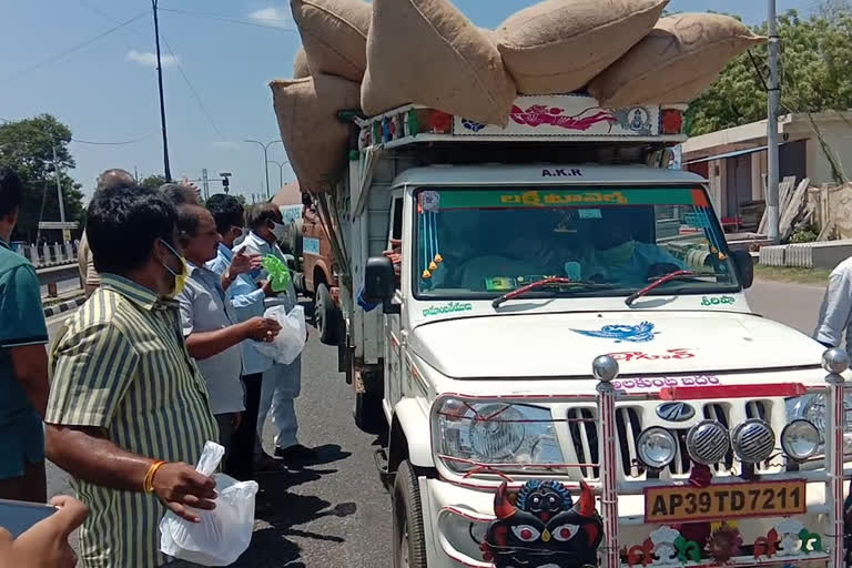 Distribution of food parcels to lorry drivers and cleaners at chilakalutipeta in guntur