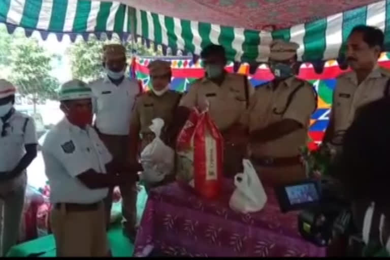 officials distributed  Essential Commodities  to homeguards   and traffic volunters in viajyawada