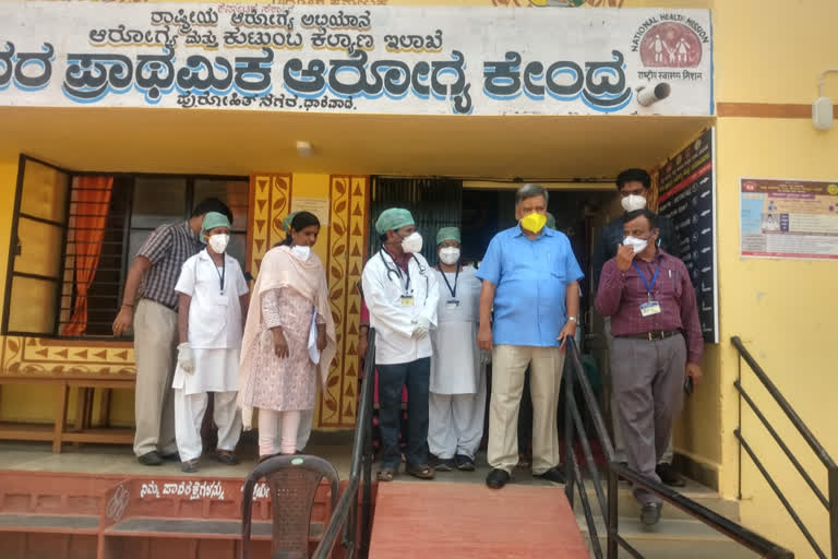 Minister Shetter reviewing the procedure of Fiver Clinic in Dharwad