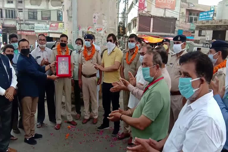 Rohtak traders honored policemen doing duty in LOCKDOWN