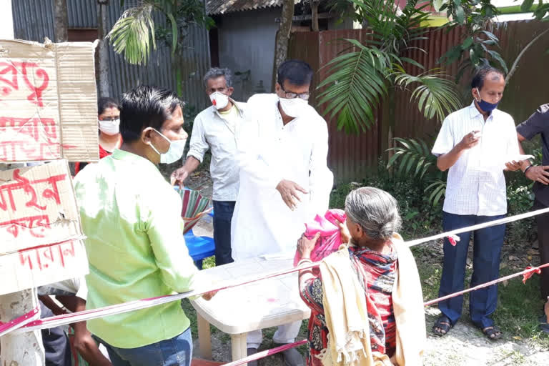 Minister Rabdindranath ghosh distribute food