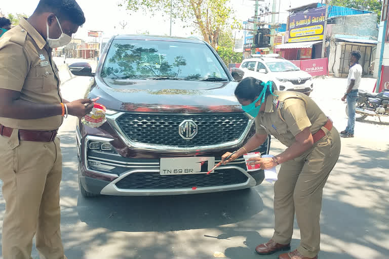 வாகனங்களுக்கு வண்ணம் தீட்டும் காவல்துறையினர்...!