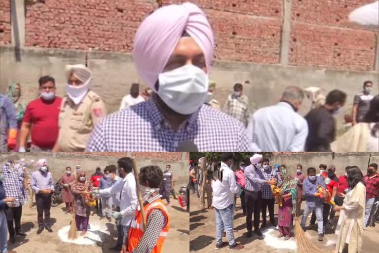 Amritsar Mayor distributed ration, gloves and sanitisers to the sanitation workers