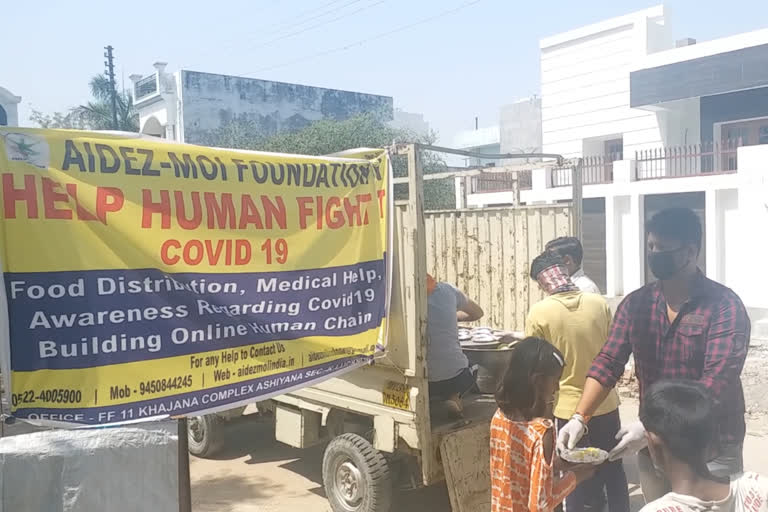 people are distributing food in lucknow