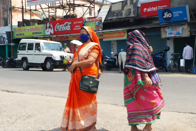 women distributes free mask in slum area