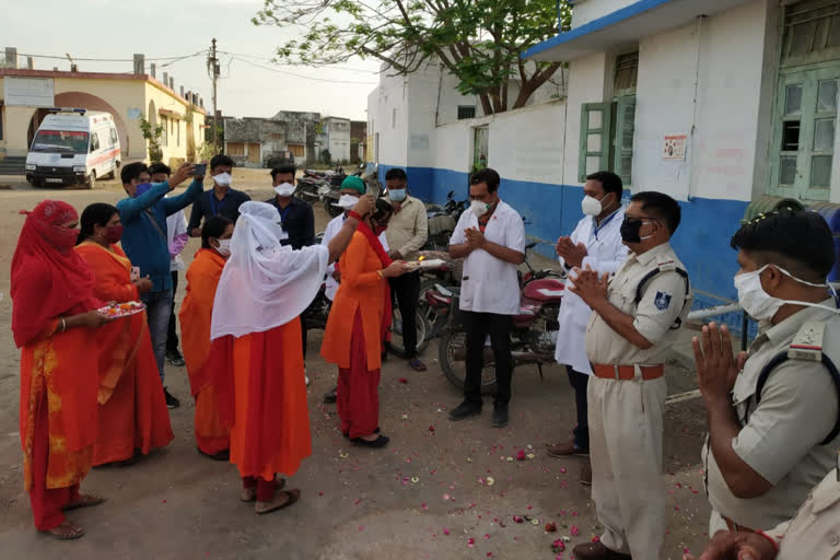 Anganwadi workers took out aarti of doctors and policemen and showered flowers