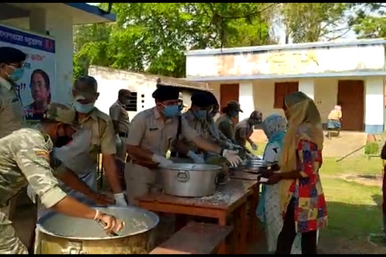 Bankura police distribute food for poor