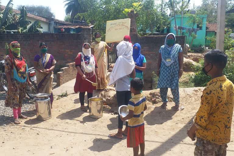 Women of Chief Minister Didi Kitchen distributing food