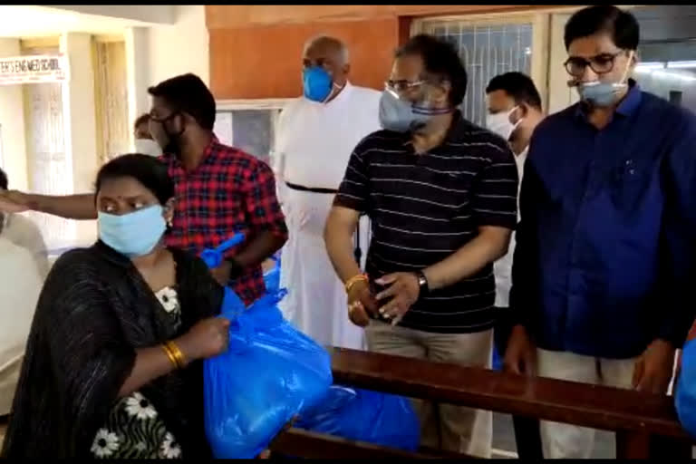 National Truck Transport Association distributing ration to needy in delhi during lockdown