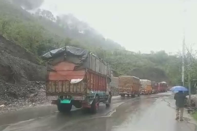 National Highway  Ladakh  Zojila Pass  Srinagar  jammu kashmir  highway reopened  essential commodity supply  ജമ്മു കശ്‌മീർ  ശ്രീനഗർ-ലേ ദേശിയപാത  കൊവിഡ്  കൊറോണ  ലഡാക്ക്  ലോക്‌ഡൗൺ