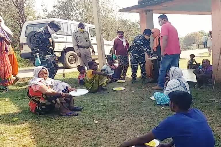 Policemen feeding poor people in Ranchi during lockdown