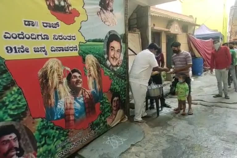 Congress leaders distributing food