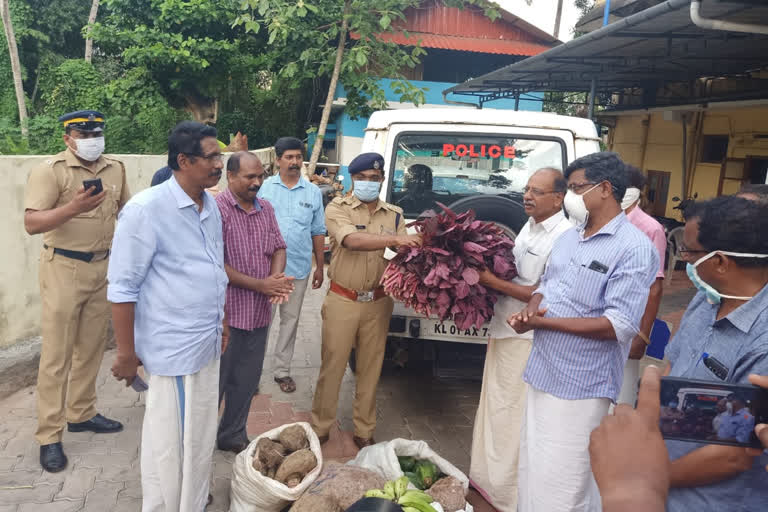 Mlm  പൊലീസ് ഉദ്യോഗസ്ഥരിൽ നിന്നും സമാഹരിച്ച കാർഷിക ഉൽപ്പന്നങ്ങൾ കമ്മ്യൂണിറ്റി കിച്ചന് കൈമാറി  latest kollam  covid 19  lock down