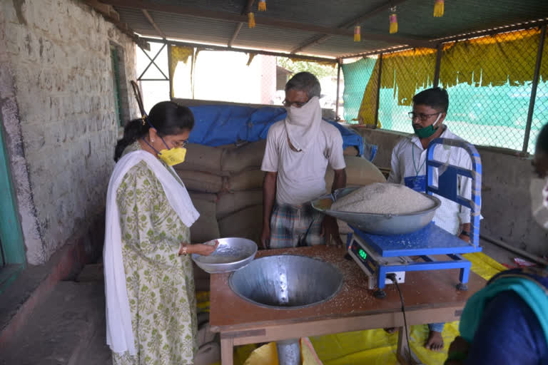 Minister Sahsikala Jolle visits the fair Price Shop