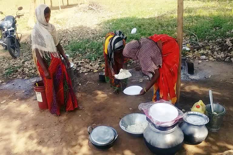 food distribution by women group in latehar