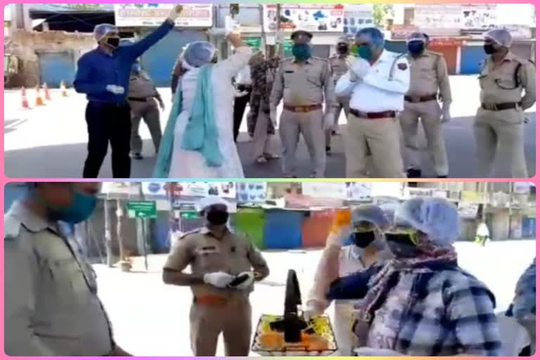 women welcomed with flowers to Policemen in Ghaziabad