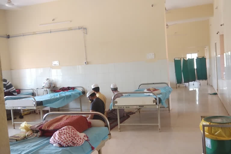 namaz at quarantine ward  Patients offer namaz  Karnataka's Bidar  Bidar news  Minister Prabhu Chauhan  Tablighi Jamaat event  സമൂഹ പ്രാര്‍ഥനകള്‍ നടത്തി കൊവിഡ് രോഗികള്‍  കര്‍ണാടക