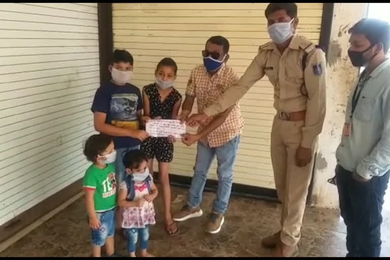 small kids of dhar donated 4,450 rupees in cm refief fund to fight against corona virus