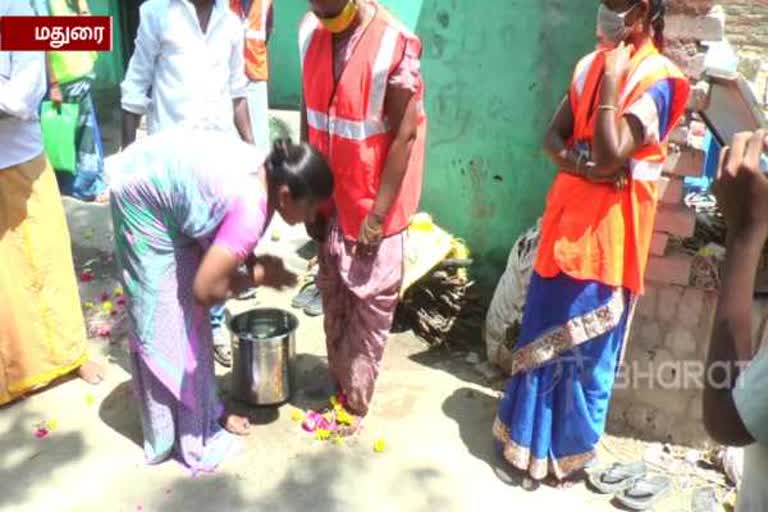 தூய்மை பணியாளர்களுக்கு பாதபூஜை செய்து மரியாதை செலுத்திய மதுரை இளைஞர்கள்!