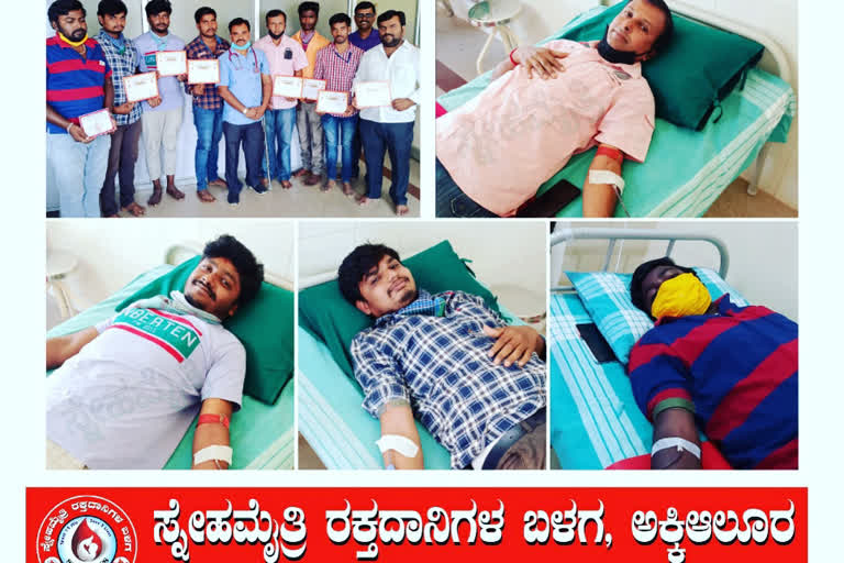 police cop encourage to blood donate in haveri