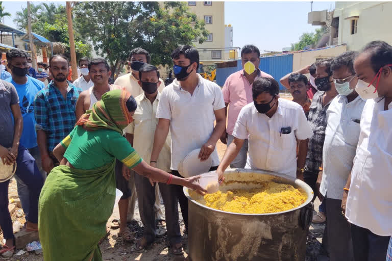 louck down effesct villegers give biriyani food for poor workers