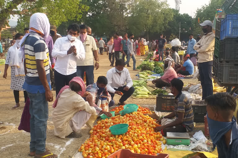 जमशेदपुरः पोटका विधायक पहुंचे बाजार, लोगों से सोशल डिस्टेंस बनाने की अपील की