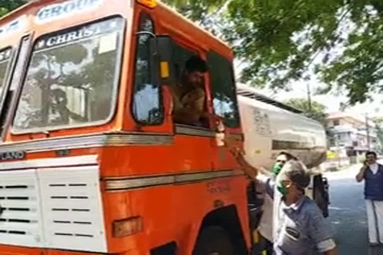 തണ്ണീർ പന്തൽ  എഐവൈഎഫ്  കമ്യൂണിറ്റി കിച്ചൺ  തണ്ണിമത്തൻ ജ്യൂസ്  ആലപ്പുഴ  ലോക്‌ഡൗൺ  അവശ്യ സർവീസുകൾ  ഡ്രൈവർ  AIYF  THANNER  WATERMELON_JUICE  DISTRIBUTION