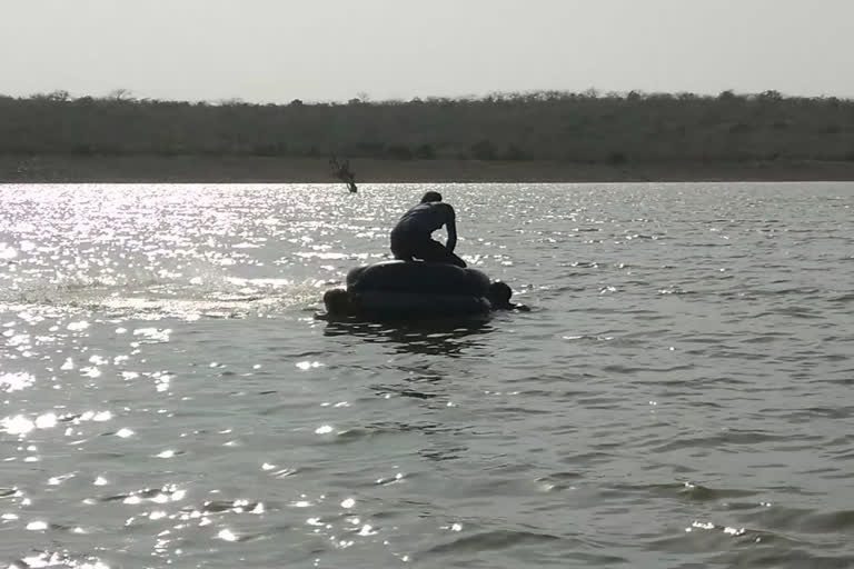 One of the seven friends who went to bathe in the dam drowned, the search continues.