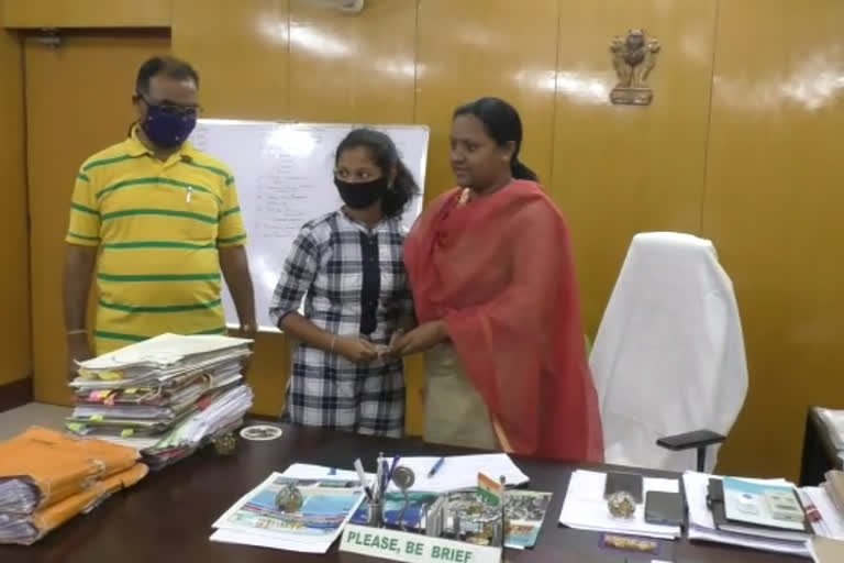 10th class students kumkum barik donates 5380 rupess to  cm relief fund