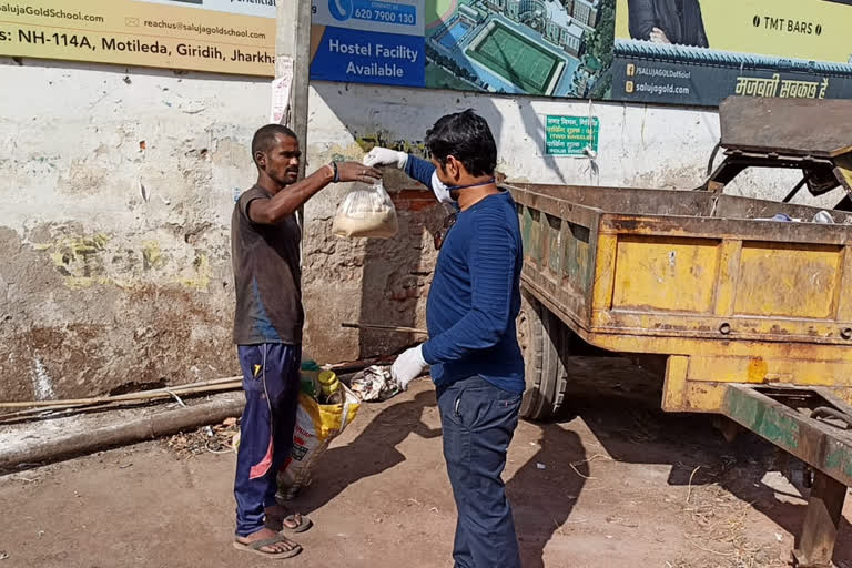 social worker provided food to the young man in giridih