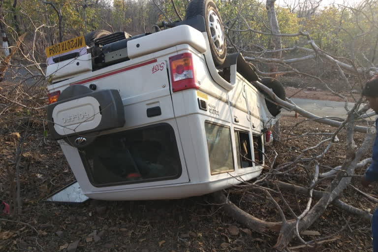 Bolero car overturned uncontrolled in Damoh