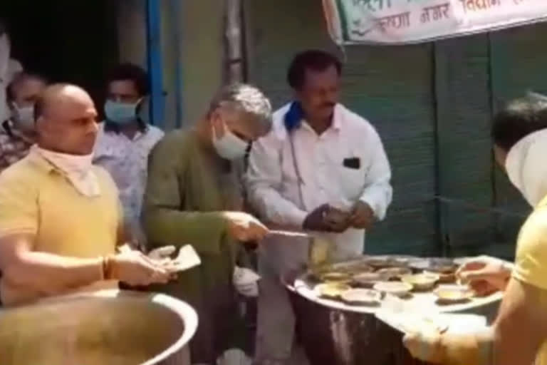 Former MP Sandeep Dixit distributed food to the needy through Congress kitchen in krishana nagar in delhi