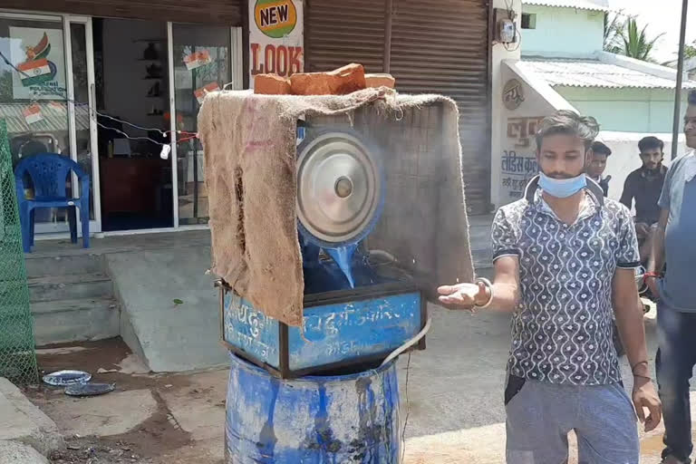 Youngsters made sanitizer sprayer using jugaad in kondagaon