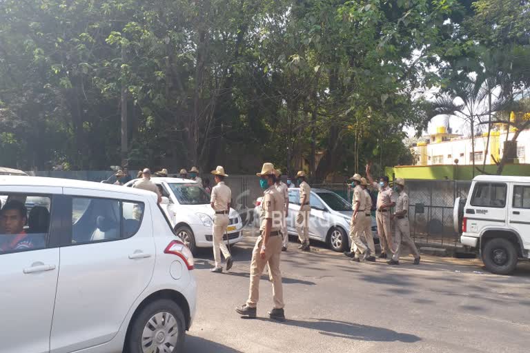 Unnecessary traffic during lockdown: target to size 100 vehicles