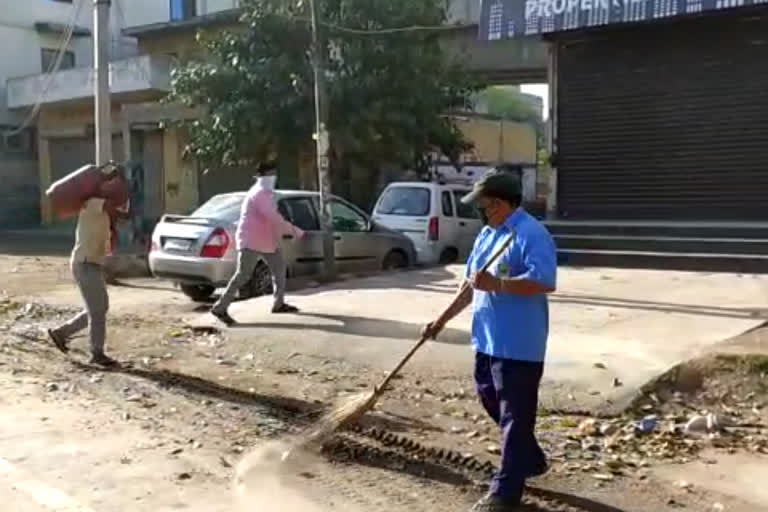 sanitation workers cleaning kakrola main road in delhi salute to corona warriors