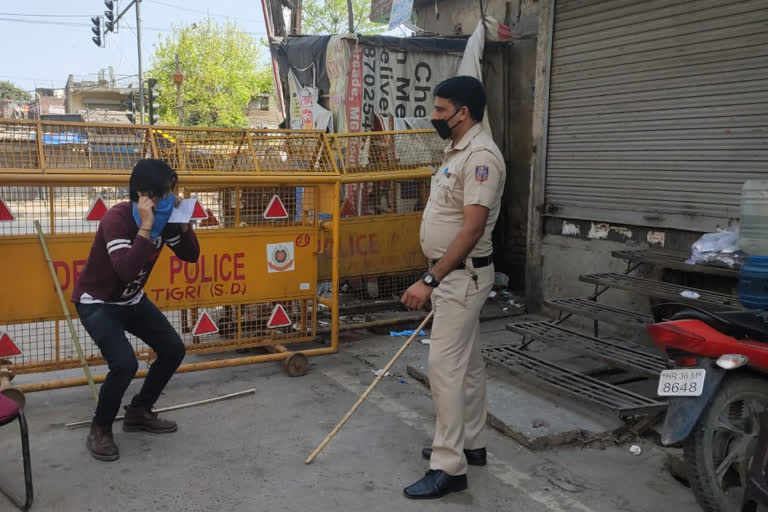 tigri police took action against lockdown violators by making them do sit ups in delhi