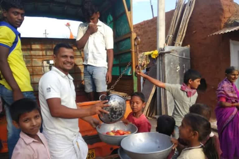 Yalaburga farmer Distributed tomatoes